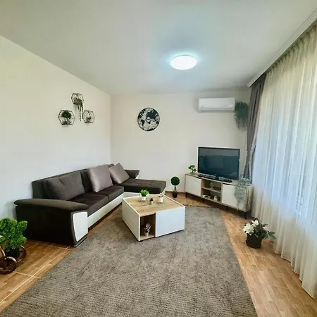 дани и мони Apartmán